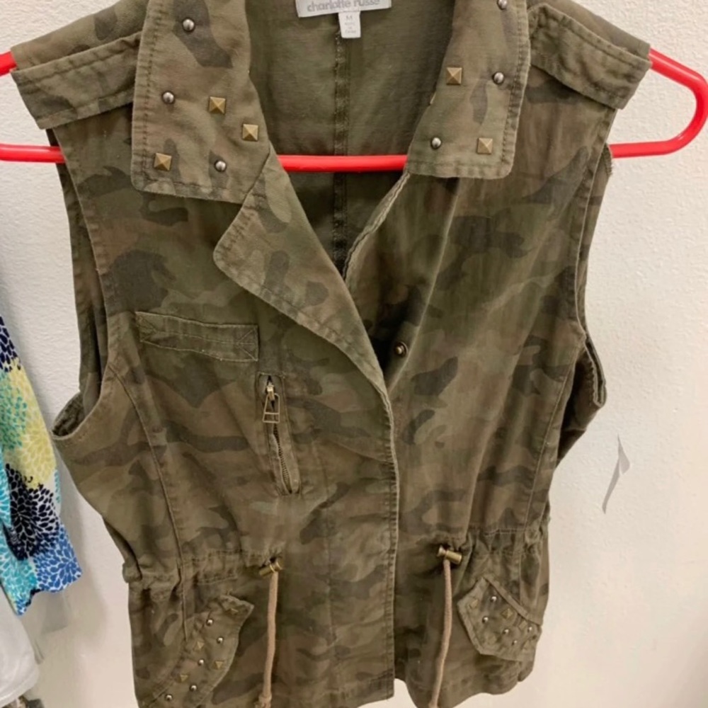 Women’s, light weight, camo vest.
